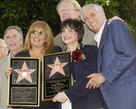 FILE PHOTO: Holding replica plaques, Penny Marshall (2nd L), and Cindy Williams, who co-starred in the 1970s hit TV series "Laverne & Shirley" pose with (L-R) Henry Winkler, Ed Begley Jr. and Garry Marshall, following a rare two-star unveiling ceremony honoring them with the 2,258th and 2,259th stars on the Hollywood Walk of Fame August 12, 2004. REUTERS/Jim Ruymen/File Photo