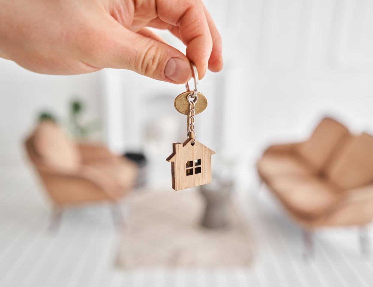 <a href="https://www.shutterstock.com/es/image-photo/men-hand-holding-key-house-shaped-1705080007" rel="nofollow noopener" target="_blank" data-ylk="slk:Fusionstudio/Shutterstock;elm:context_link;itc:0;sec:content-canvas" class="link ">Fusionstudio/Shutterstock</a>