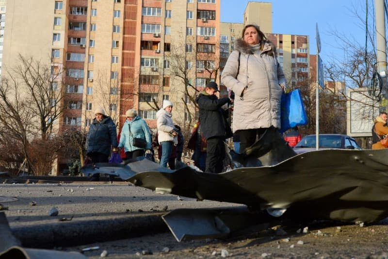 People walk past the rubble lying in the middle of the street after a Russian missile attack. During the night and on Friday morning, Russia once again massively attacked neighboring Ukraine with drones and cruise missiles. Aleksandr Gusev/SOPA Images via ZUMA Press Wire/dpa