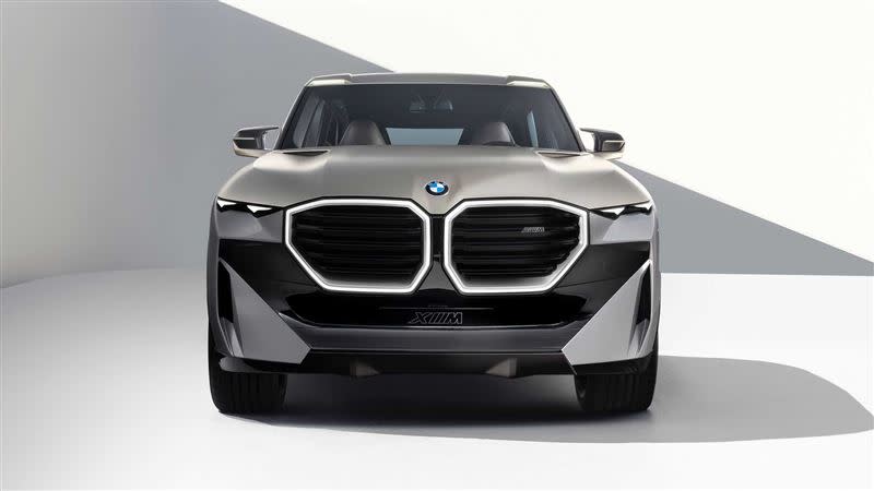BMW Concept XM換上超大發光鼻孔及銳利頭燈。（圖／翻攝自BMW官網）