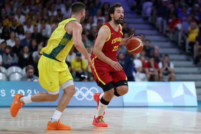 El jugador de la selección española de básquet Sergio Llull bota ante el australiano Matthew Dellavedova en el arranque del torneo olímpico, este sábado 27 de julio en Lille (Thomas COEX)