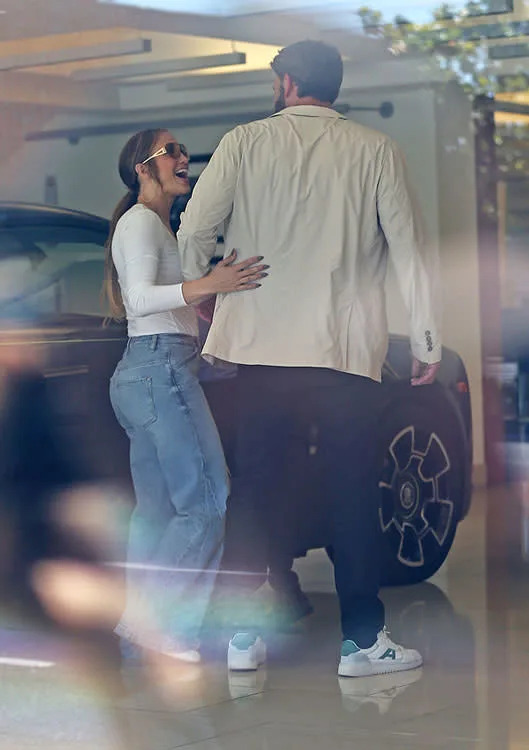 Imagen de Jennifer Lopez y Ben Affleck mirando coches 