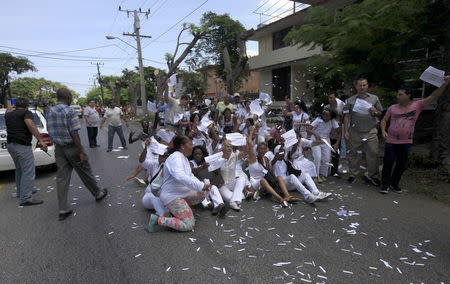 The Ladies in White, an opposition group, protest on a street in Havana September 13, 2015. REUTERS/Enrique de la Osa