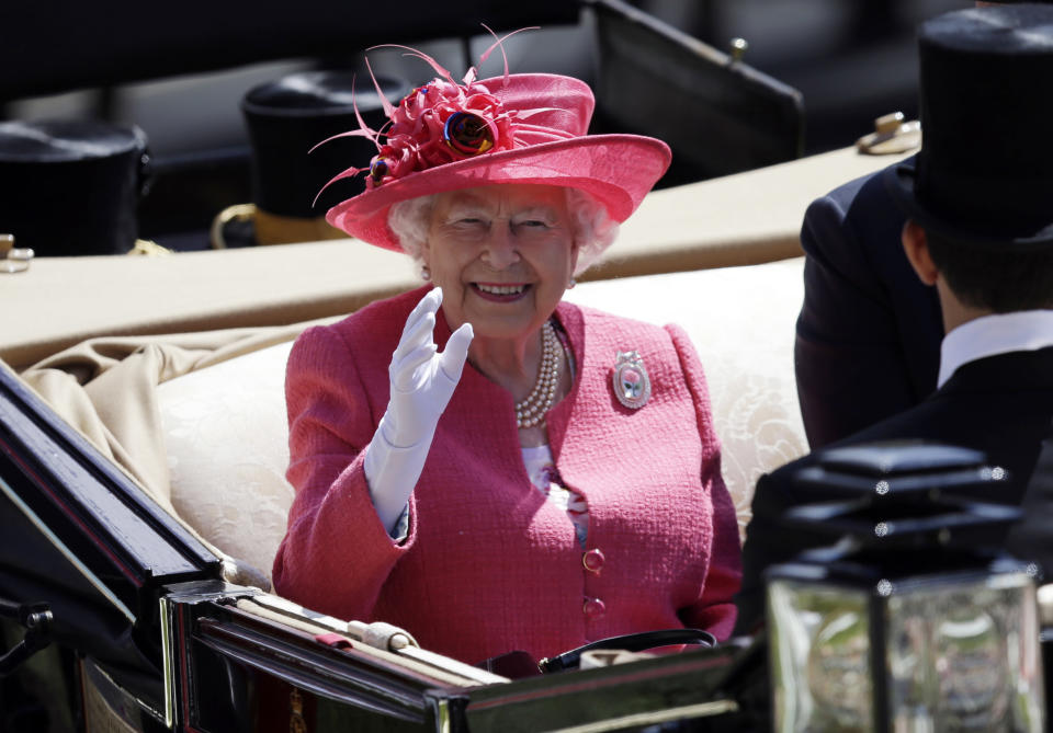 Als Küchenportier im Buckingham Palace könnte man Queen Elizabeth II antreffen. (Bild: AP Photo/Tim Ireland)