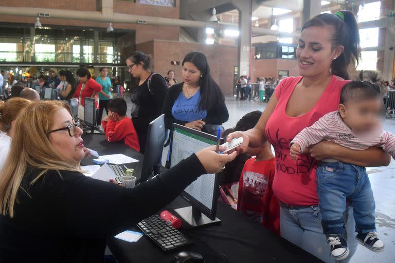 Jubilados; asignaciones; Auh; cola; Bancos; sociedad