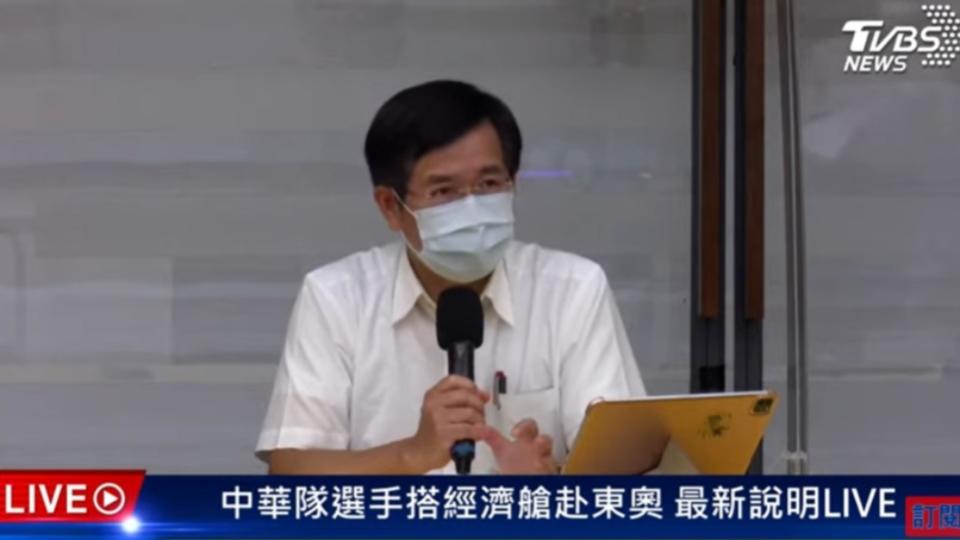 教育部長潘文忠和體育署長張少熙向選手鞠躬道歉。