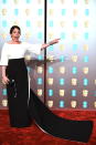 <p>La ganadora del BAFTA a la Mejor Actriz Protagonista, Olivia Colman, llegó al Royal Albert Hall de Londres con un modelito bicolor tan original como elegante. (Foto: Neil Hallm / EFE / EPA). </p>