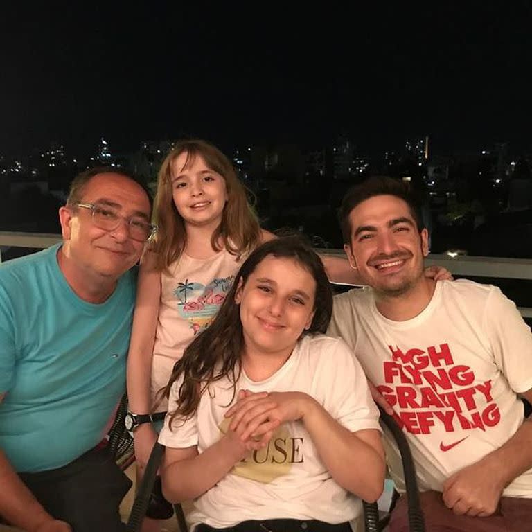 José con sus tres hijos: Emiliano (30 años) y las mellizas Juana y Catalina (11).