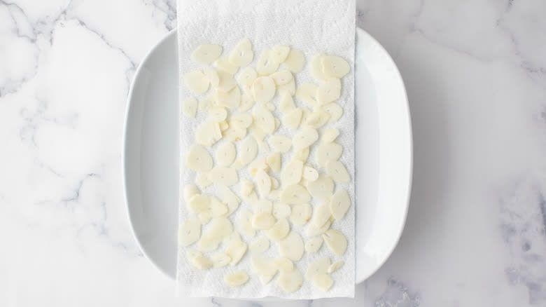 sliced garlic on paper towel