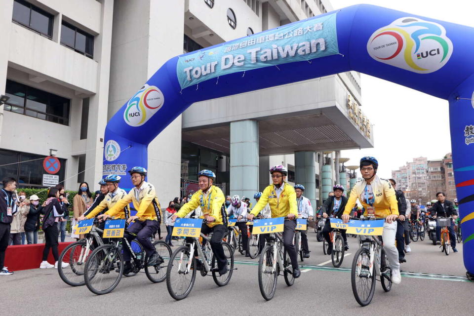 桃園市站由張善政市長(右4)率領市府團隊領騎出發。國際自由車環台賽提供