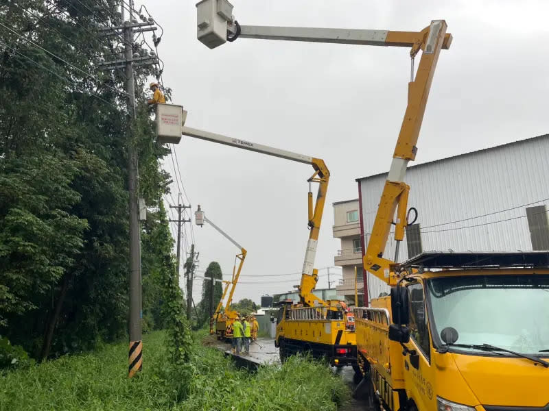 ▲燕巢區四林路高壓斷線搶修。（圖／台電高雄區營業處）