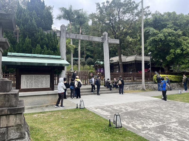 桃園市府以檔期結束為由將桃園神社的日本神祇送回日本，引發爭議。（翻攝自黃瓊慧臉書）