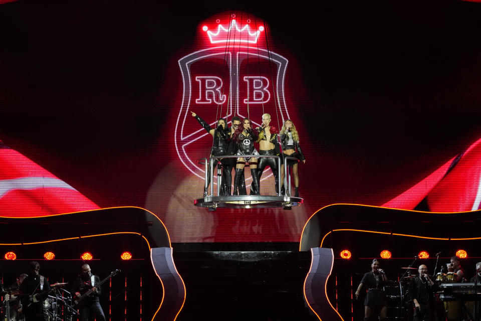 La banda mexicana pop RBD durante su concierto en el Foro Sol de la Ciudad de México el jueves 30 de noviembre de 2023. (Foto AP/Eduardo Verdugo)