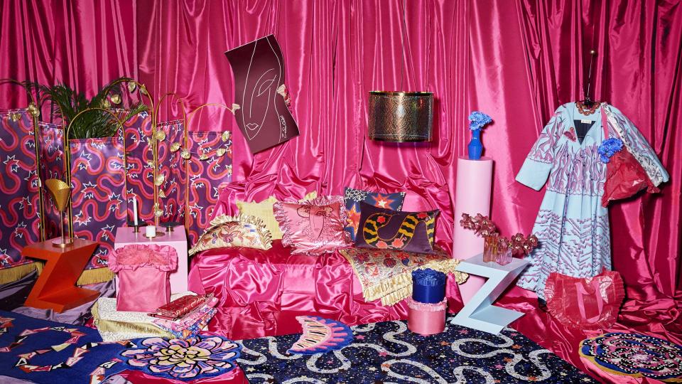 Zur kunterbunten neuen Kollektion Karismatisk von Ikea gehört auch eine neuer Frakta-Tasche (unten rechts) - doch Achtung! Sie ist limitiert (Bild: Dame Zandra Rhodes X IKEA)