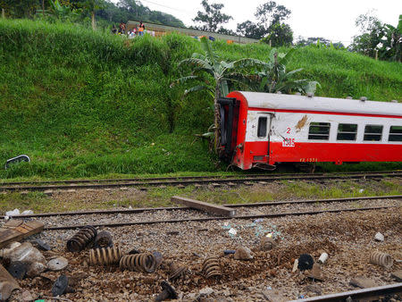 A derailed Camrail train is seen in Eseka, Cameroon, October 22, 2016. Picture taken October 22, 2016. REUTERS/Anne Mireille Nzouankeu FOR EDITORIAL USE ONLY. NO RESALES. NO ARCHIVES.