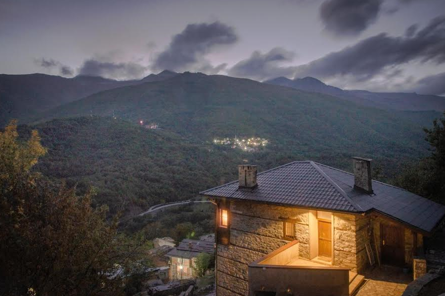 Hazy look over Hotel Tutto and the Macedonian valley: Hotel Tutto