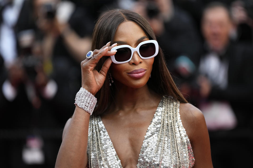 Naomi Campbell posa a su llegada a la ceremonia de apertura y al estreno de la película "Jeanne du Barry" en la 76a edición del festival internacional de cine de Cannes, en el sur de Francia, el martes 16 de mayo de 2023. (Foto Scott Garfitt/Invision/AP)