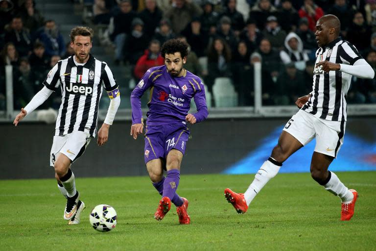 Fiorentina's Egyptian midfielder Mohamed Salah (C) shoots to score a goal during the Italian Tim cup football match Juventus Vs Fiorentina on March 5, 2015 in Turin