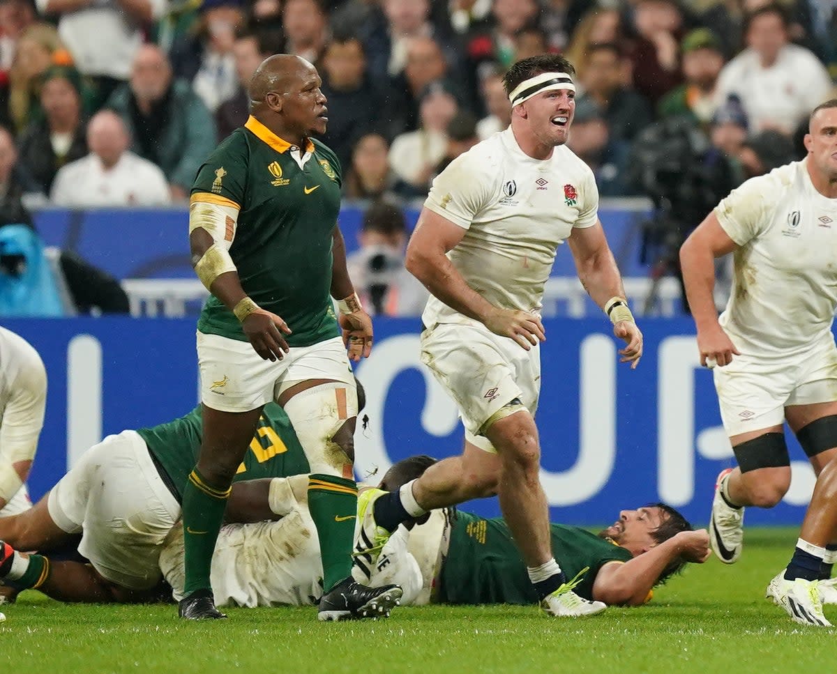 England's Tom Curry (right) and South Africa's Bongi Mbonambi (left) during the Rugby World Cup semi final match (PA)