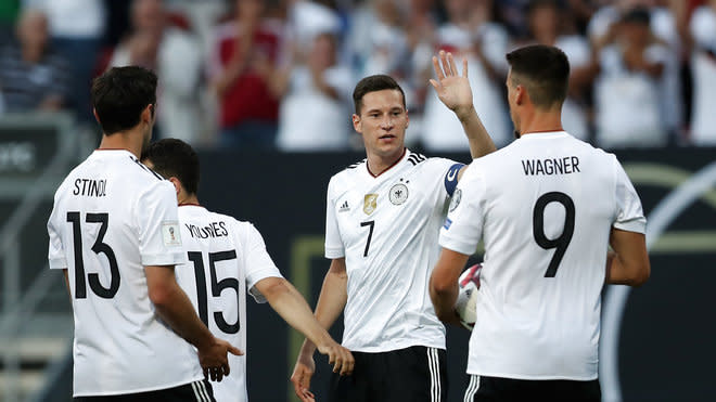 Julian Draxler (2.v.r.) und seine Kollegen sind gegen Chile gefordert