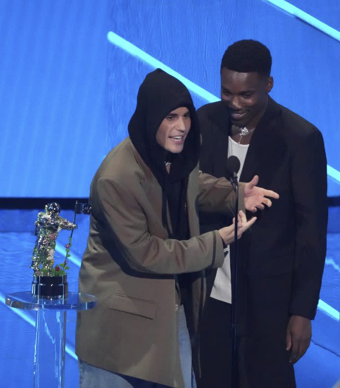 Justin Bieber, left, and Giveon accept the award for best pop song for "Peaches" at the MTV Video Music Awards at Barclays Center on Sunday, Sept. 12, 2021, in New York. (Photo by Charles Sykes/Invision/AP)