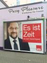 <p>„Es ist Zeit für mehr Gerechtigkeit“, steht auf dem Wahlplakat von Martin Schulz geschrieben. Damit wirbt der SPD-Politiker für die Bundestagswahl – manchmal an Plätzen, die für sich selbst sprechen. Eine der Plakatwände hängt nämlich ausgerechnet vor einem Erotikshop für Frauen mit dem Namen „Pussy Pleasure“ (dt. „Mus**i Vergnügen“). Da bekommt der Straßenname „Schmale Gasse“ eine ganz neue Bedeutung. (Bild: Twitter/SophiePassmann) </p>