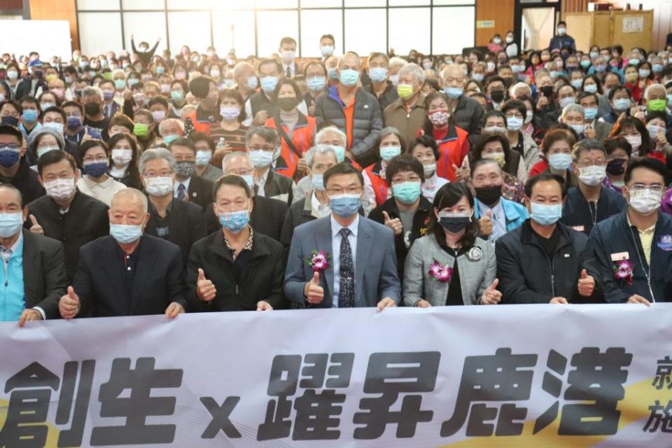 鹿港鎮政三週年，鎮長許志宏（左四）人氣爆紅。（記者何國榮攝）