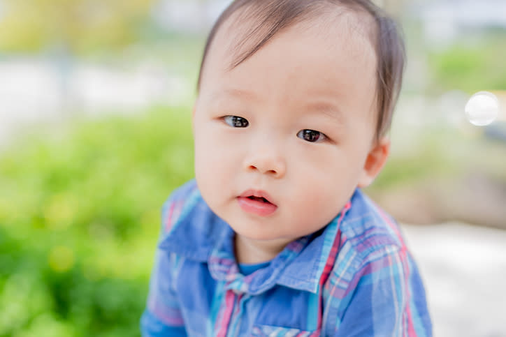 麥醫生指幼兒假鬥雞眼的情況常見，當我們觀察幼兒雙眼的位置時，驟眼看兩隻眼珠好像同時偏向內往鼻樑方向，但實際上其雙眼眼珠是正常地向前直望同一方向。