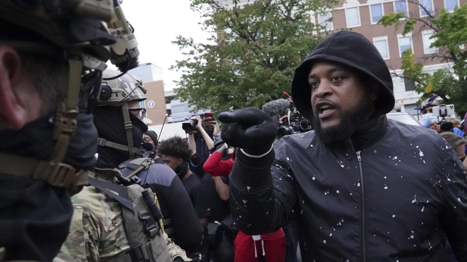 Ein Demonstrant in der US-Stadt Louisville hat eine Auseinandersetzung mit Sicherheitsleuten.