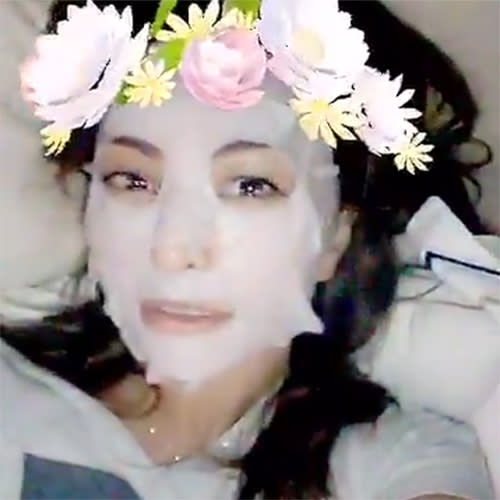 Sabrina Sato, 35, deixou as super produções de lado e fez um vídeo no Snapchat com o rosto cheio de creme. Na cama, a apresentadora da Record brincou que o namorado Duda Nagle, 33, a ama de verdade por deitar com ela mesmo com a cara toda lambuzada de hidratante. “Tem gente que fala que é broxante usar essas máscaras com o namorado que você tem há apenas 2 meses. Pode até ser, mas existe algo mais sexy que a verdade?”, questionou a japa aos risos. (Foto: Reprodução/Instagram)