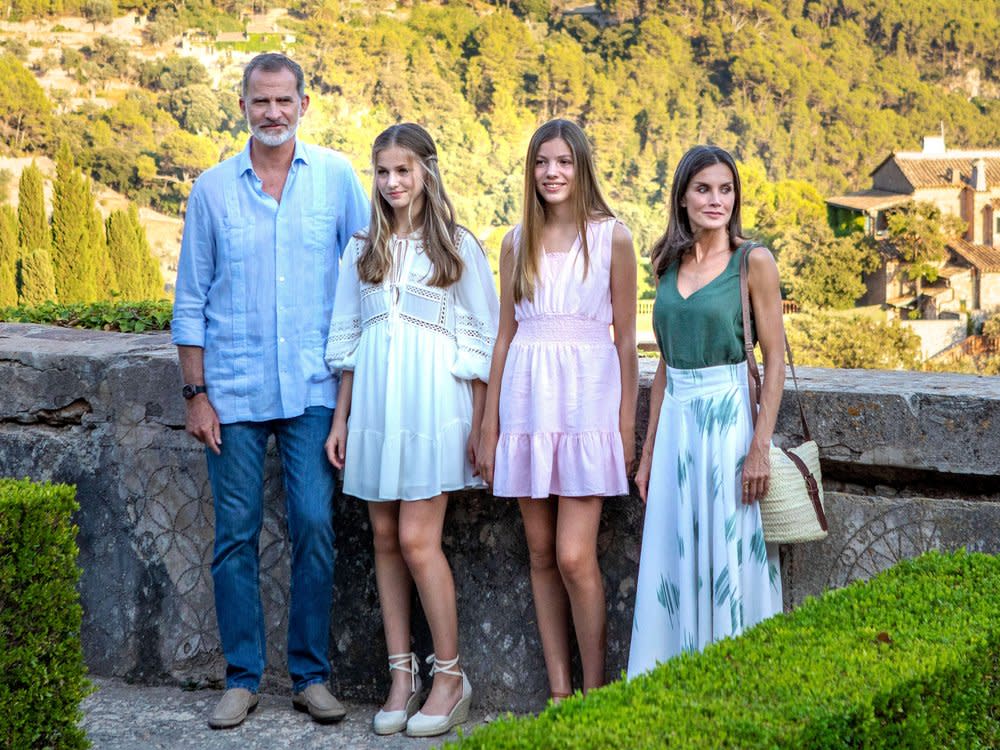 König Felipe VI. mit seinen beiden Töchtern, Prinzessin Leonora und Sofia, und seiner Frau Königin Letizia (v.l.n.r). (Bild: imago images/PPE)