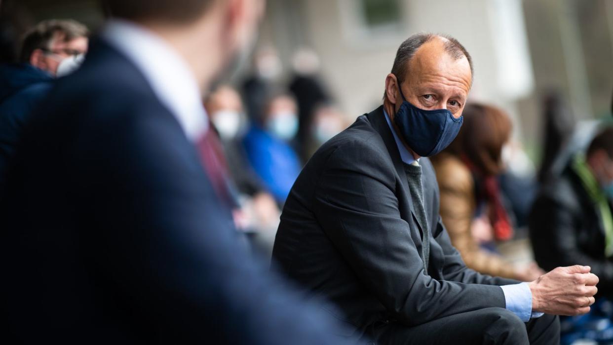 Friedrich Merz (CDU), ehemaliger Vorsitzender der Unions-Fraktion im Bundestag, sitzt auf der Tribüne des Stadions Große Wiese.