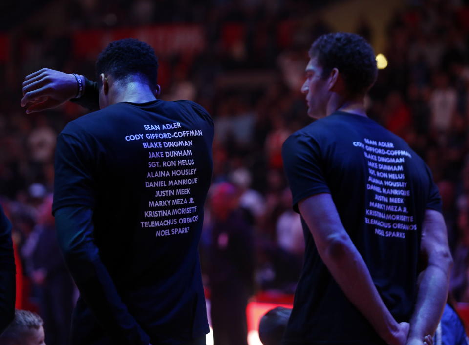 The Clippers were one of four teams to wear “Enough” shirts with the names of the victims killed in the Thousand Oaks shooting on the back. (Baloncesto, Estados Unidos) EFE/EPA/ADAM DAVIS SHUTTERSTOCK OUT
