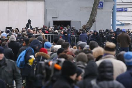 People arrive to attend a memorial service before the funeral of Russian leading opposition figure Boris Nemtsov in Moscow, March 3, 2015. REUTERS/Maxim Shemetov