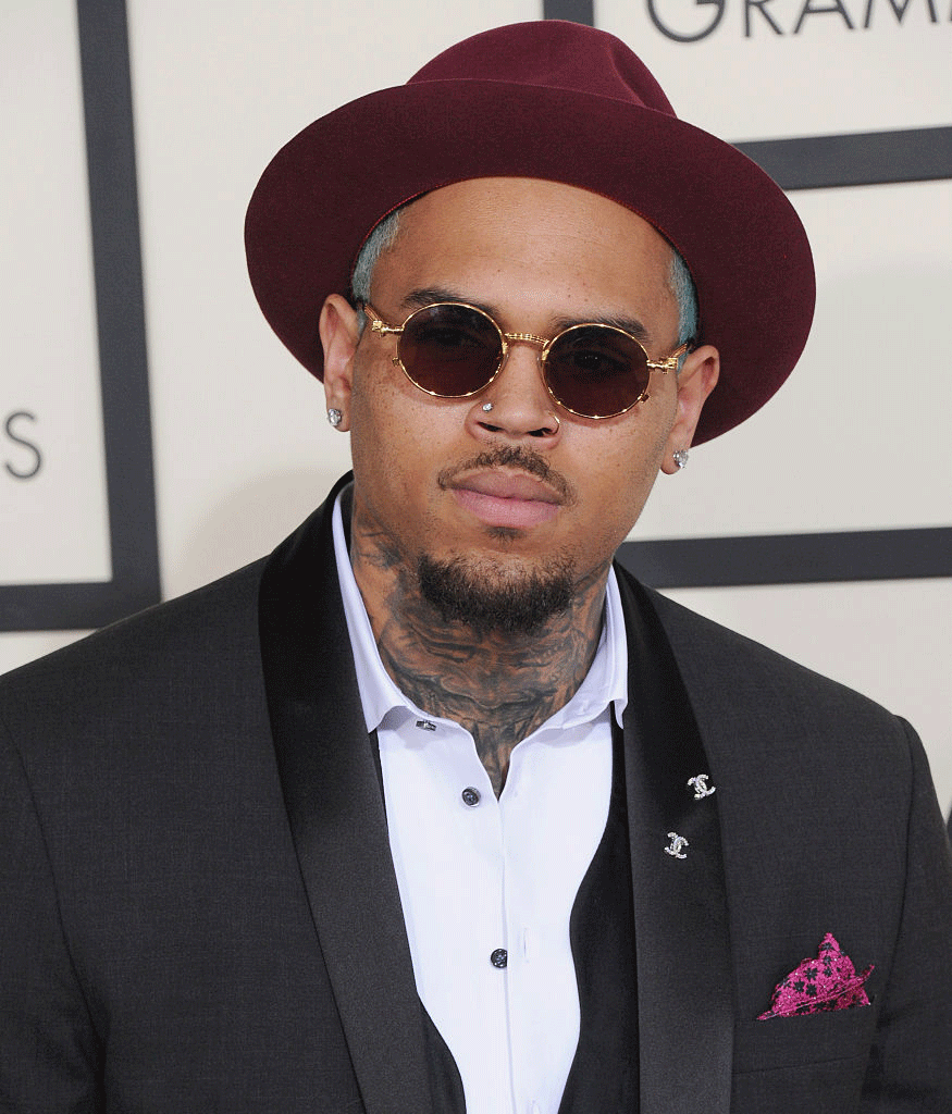 Chris Brown – Le chanteur, toujours looké, a choisi ici un modèle couleur lie-de-vin très élégant. Il maîtrise parfaitement chic et originalité !