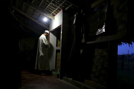 A Muslim Rohingya man prays at a temporary mosque at a refugee camp outside Sittwe October 29, 2015. REUTERS/Soe Zeya Tun