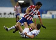 Atletico Madrid's Diego Costa (L) and Austria Vienna's Marin Leovac fall during their Champions League Group G soccer match at Vicente Calderon stadium in Madrid November 6, 2013. REUTERS/Susana Vera (SPAIN - Tags: SPORT SOCCER)