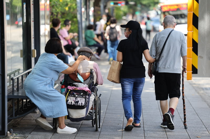 家庭看護移工申請門檻放寬。勞動部13日宣布，使用長期照顧服務持續逾6個月、經醫師診斷失智評估量表輕度者等，新增納入免經巴氏量表評估。相關法規已經於13日公告，將於15日正式上路。圖為台北市街頭看護陪同受照顧長者一同外出。（中央社資料照）