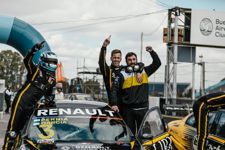 Antonino García, con el casco puesto, y Leonel Pernía, celebran sobre el auto la victoria en los 200 Kilómetros del Súper TC2000