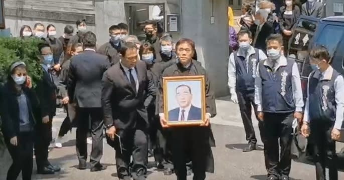 郝龍斌神情憔悴，深深一鞠躬向各界答謝，郝龍斌捧著郝柏村的遺照。（圖／東森新聞）