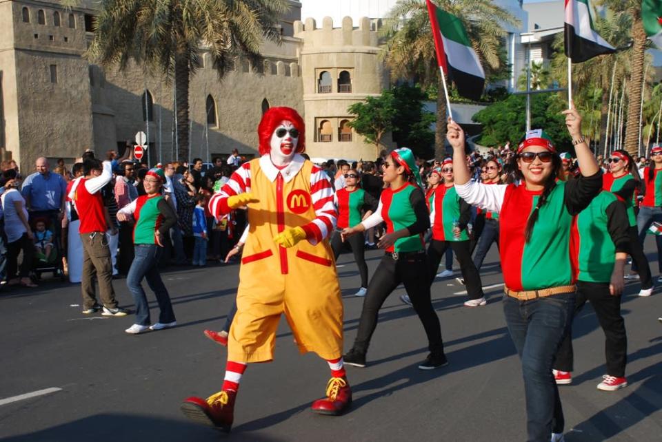 Clowns and performers entertained crowds at the parade. (Photo: Donna.M.Bee.Photography)