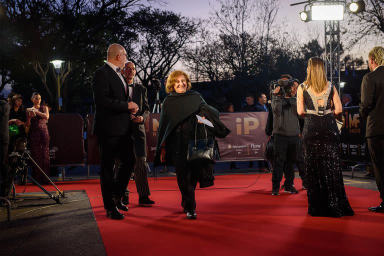 Catalina Dlugi en la alfombra roja de los premios Martín Fierro a la radio