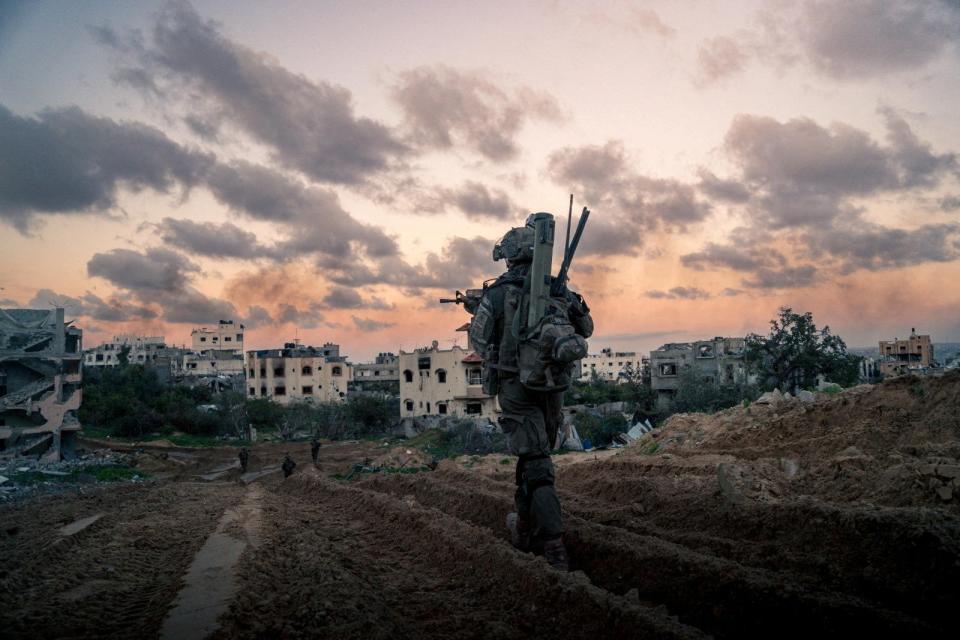以色列國防軍2024年1月16日發布士兵在加薩行動的照片。以軍進攻加薩後，經常發布這類猶如形象照或宣傳照的照片，畫面構圖充滿末世感。路透社