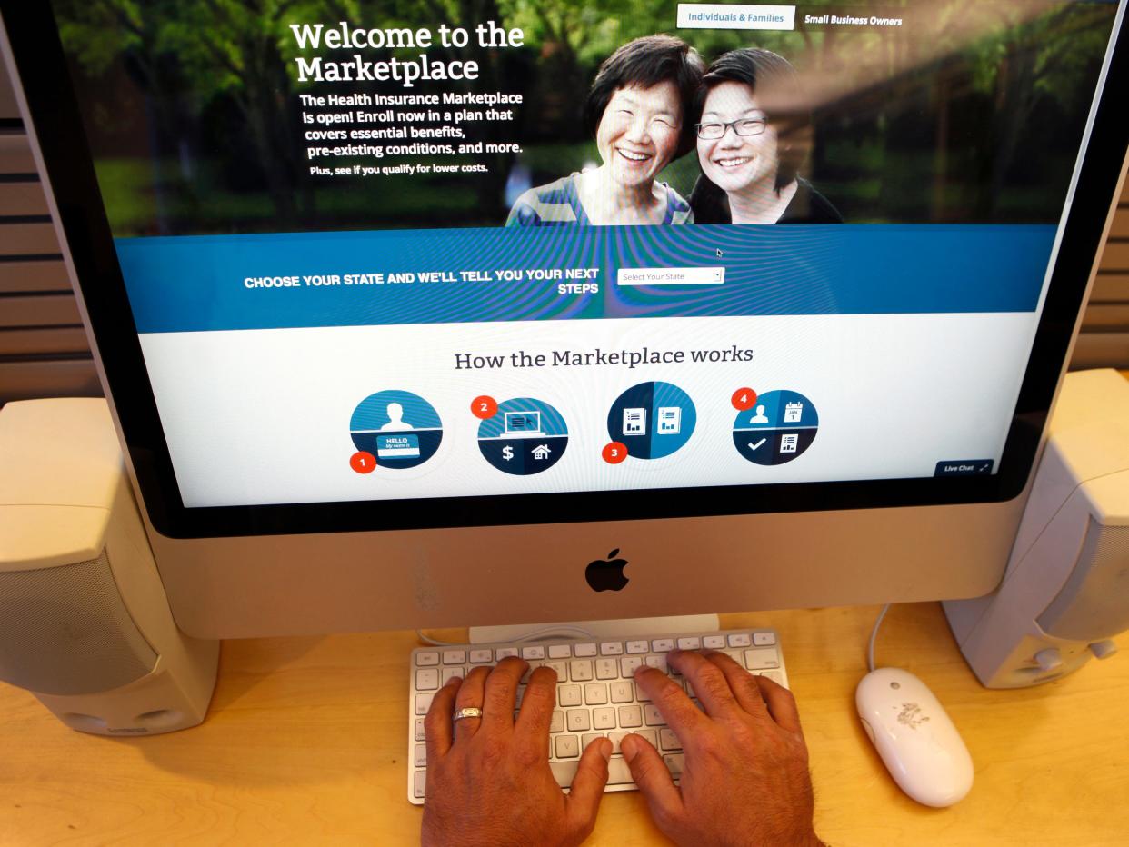 FILE PHOTO: A man looks over the Affordable Care Act (commonly known as Obamacare) signup page on the HealthCare.gov website in New York in this October 2, 2013 photo illustration.  REUTERS/Mike Segar 