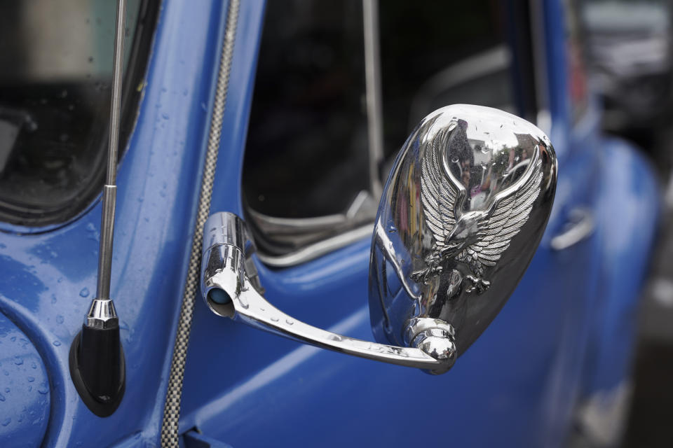 El Beetle de Volkswagen del taxista Claudio García, al que llamó "Gualupita" por su esposa, muestra un retrovisor lateral hecho a medida en el vecindario de Cuautepec, Ciudad de México, el viernes 21 de junio de 2024. Aunque algunos de los autos más antiguos traquetean por las calles, con la pintura descascarillada desde hace mucho por años de trajín, otros conductores mantienen sus autos decorados y en plena forma. (AP Foto/Aurea Del Rosario)