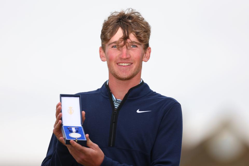 El escocés Calum Scott, el mejor jugador amateur, celebra la medalla de plata durante el cuarto día del 152.º campeonato abierto en Royal Troon, el 21 de julio de 2024, en Troon, Escocia. (Foto de Andrew Redington/Getty Images)