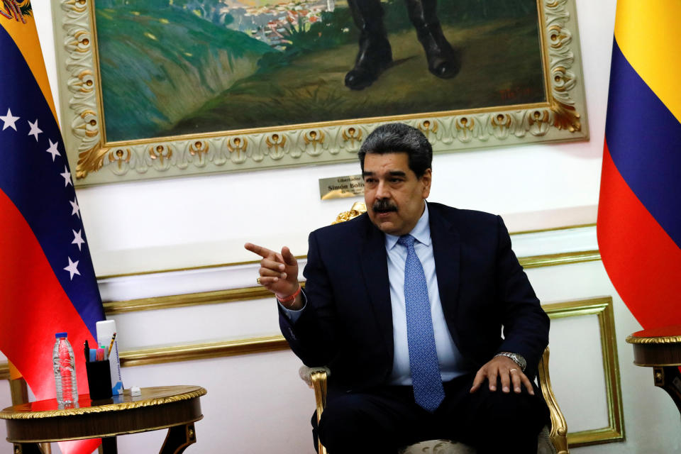 Le président vénézuélien Nicolas Maduro fait des gestes lorsqu'il rencontre le ministre colombien des Affaires étrangères Alvaro Leyva au Palais Miraflores, à Caracas, Venezuela, le 4 octobre 2022. REUTERS/Leonardo Fernandez Viloria