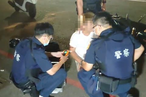 男子騎車沒開大燈，被警方盯上攔查，卻拒絕停車，反而加速逃逸。（圖／東森新聞）