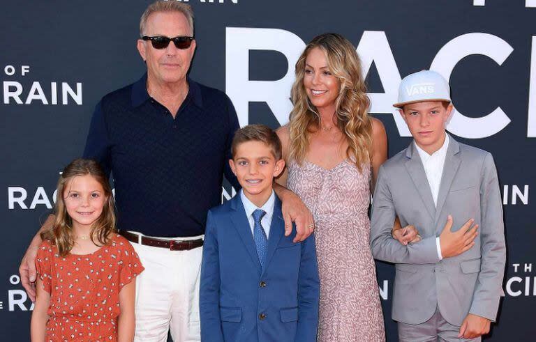 Kevin Costner con Christine Baumgartner y los tres hijos que tuvo con ella