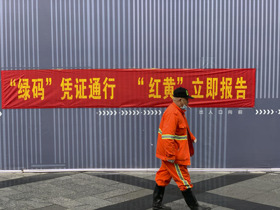 En una fotografía sin fecha de Paul Mozur, un letrero como de propaganda recuerda a los viajeros las reglas en el metro de Hangzhou, China (Paul Mozur vía The New York Times).